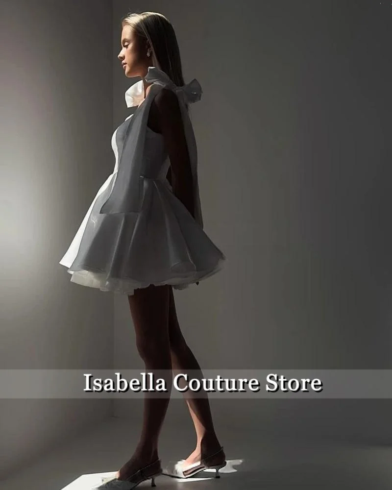 Proste Białe Sukienki Mini z Kokardą 2025 Sukienka Koktajlowa A-line Krepa Krótka Sukienka na Bal Bez Pleców Sukienka Howllow Vestidos Szyte na Miarę