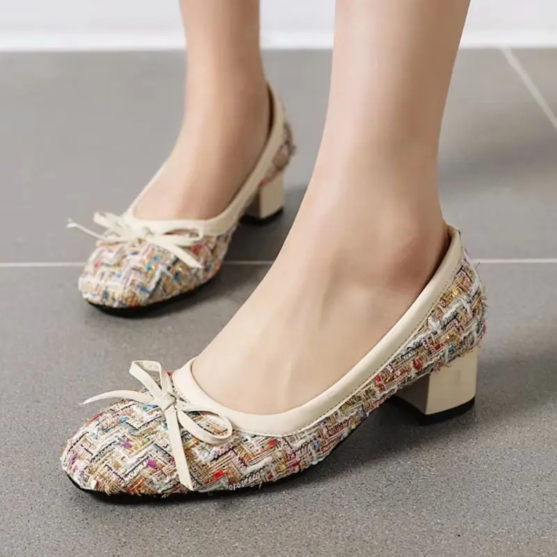 

Милые женские туфли-лодочки на низком каблуке, большой размер 48, лоферы в стиле Лолиты, бежевые, черные офисные туфли из флока на коротком каблуке для девочек