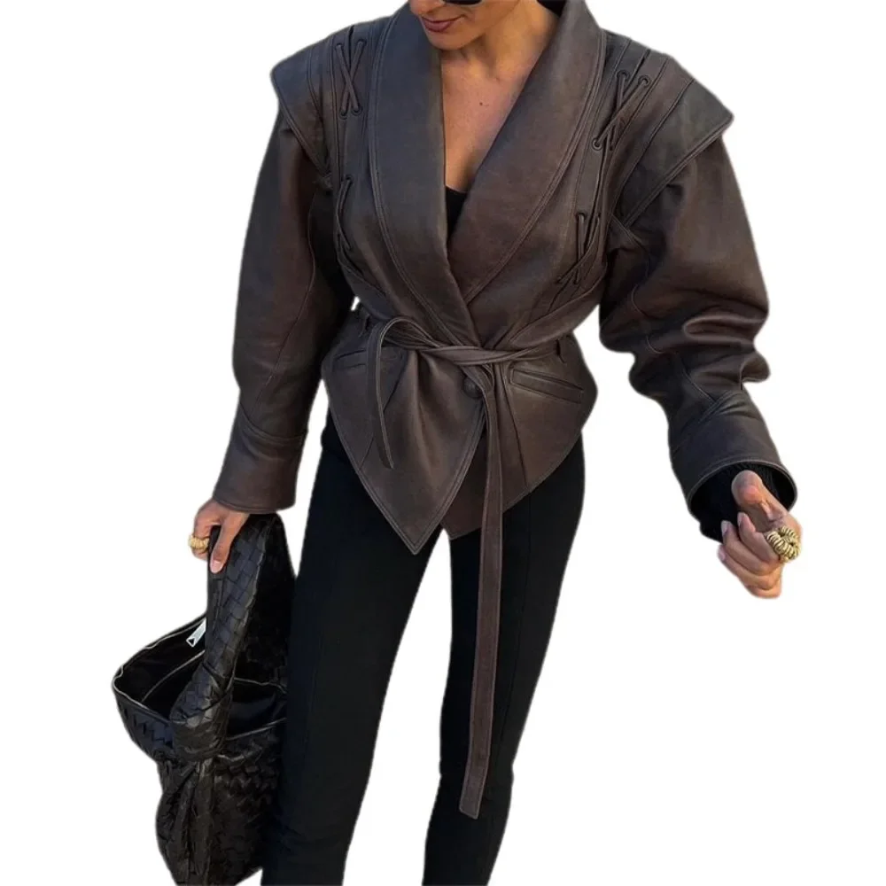 เสื้อแจ็คเก็ตหนังผู้หญิงทรงบอมเบอร์แบบสั้น แต่งเชือกผูก แต่งเข็มขัด ไหล่เสริมบุนวม สไตล์มอเตอร์ไซค์ ชิคๆ สำหรับใส่เที่ยว