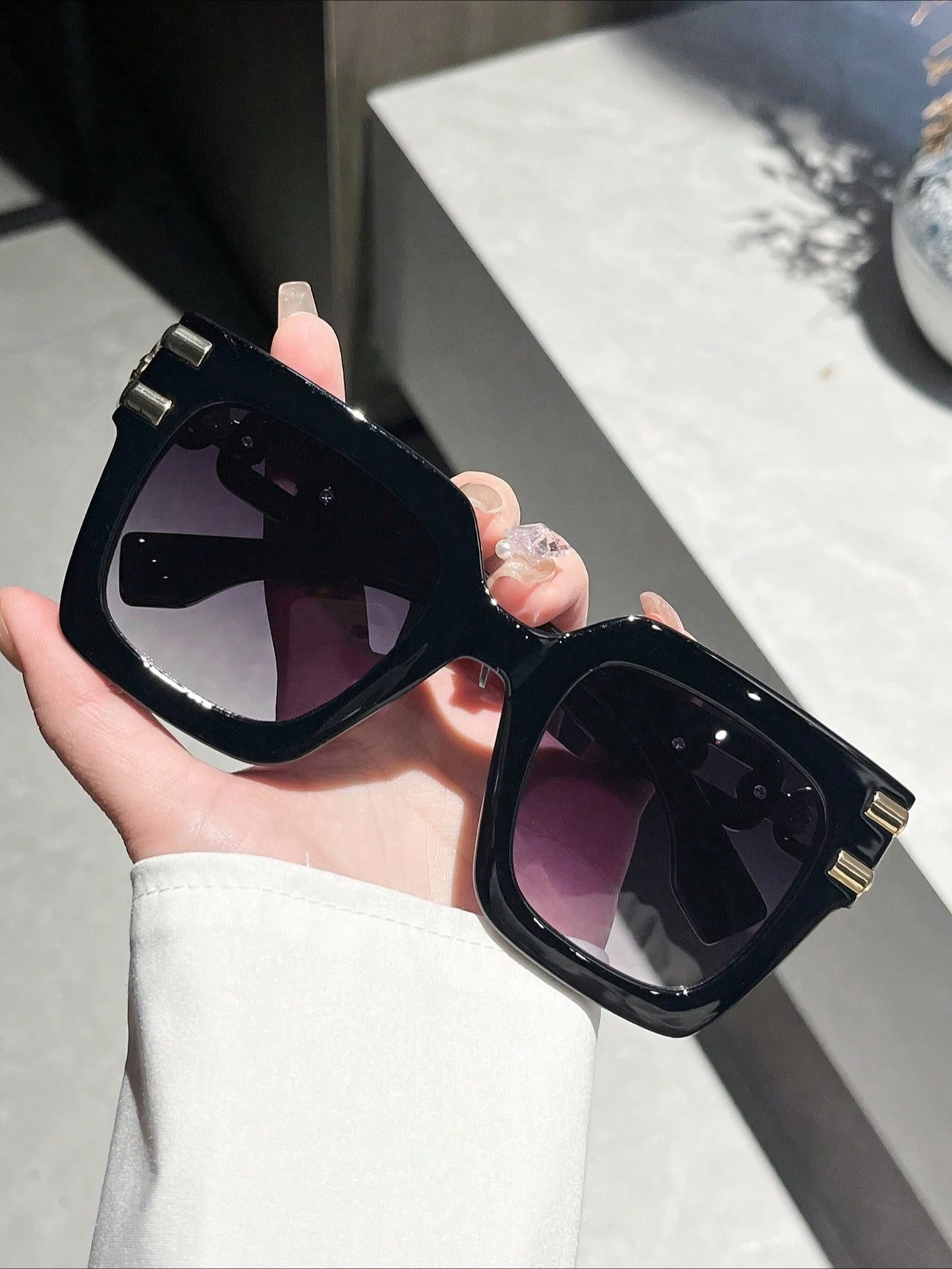 نظارات نسائية عصرية مربعة كبيرة الحجم بأرجل سلسلة كلاسيكية مناسبة للتنقل اليومي للصور