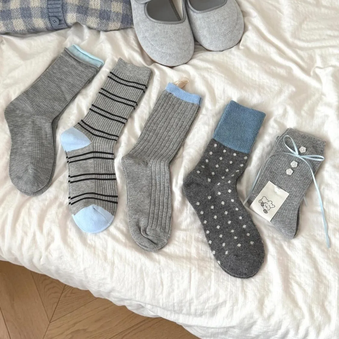 

2025 Korean version Ins simple and versatile gray blue college style tube socks autumn and winter color blocked rolled edges