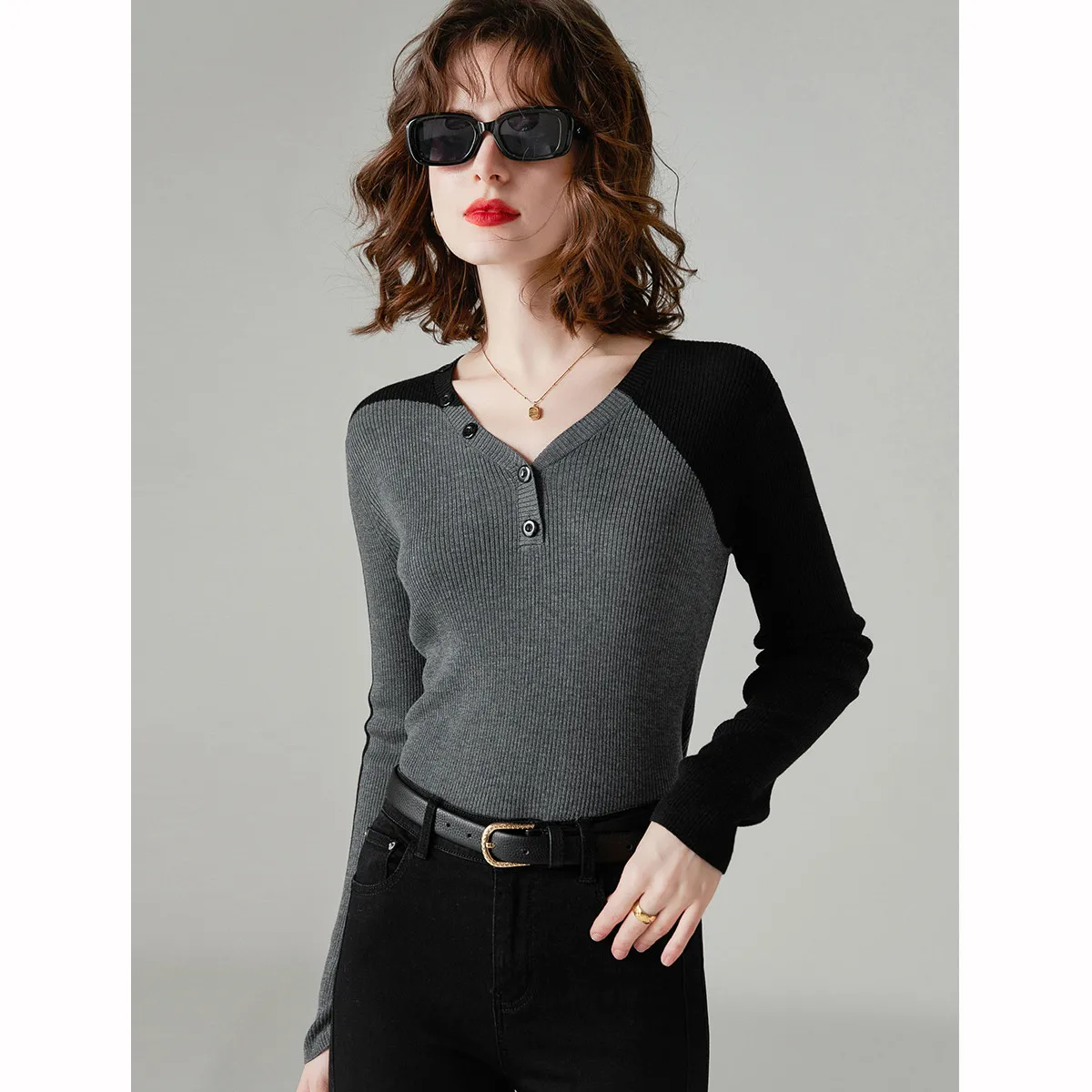 

LOUIS YAO 2025 Spring and Autumn Color Blocked Splicing Knitted Shirt for Commuting Simple Women's V-neck Top