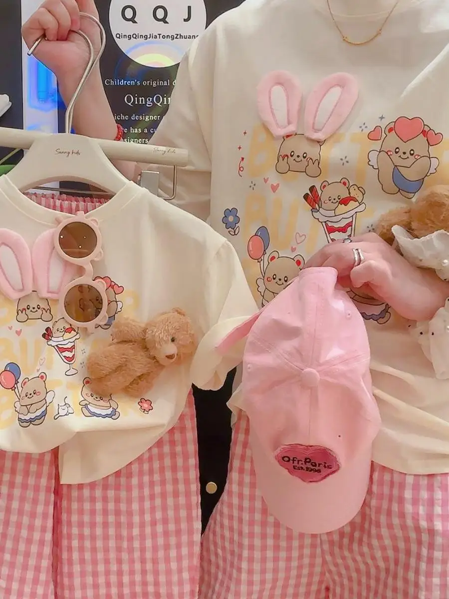 

Модная футболка с кукольным узором и розовые брюки в клетку, комплект из двух предметов для девочек, лето 2022, корейский детский наряд