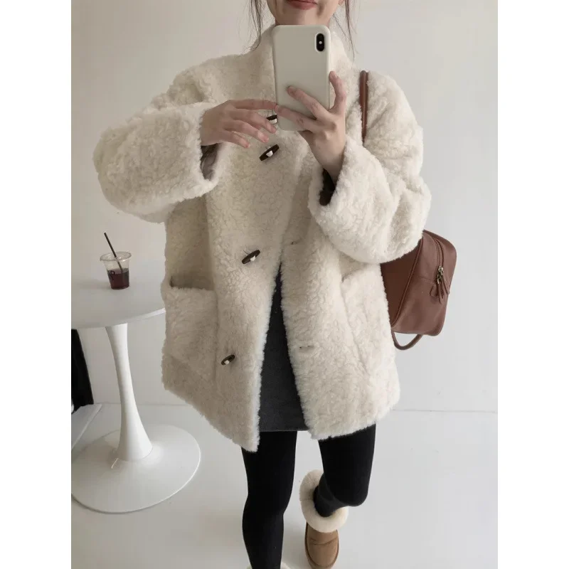 معطف فرو متكامل لشتاء 2025 من لامبير كسول على شكل قرن البقر بإبزيم من الفرو للنساء طراز متوسط إلى طويل #3