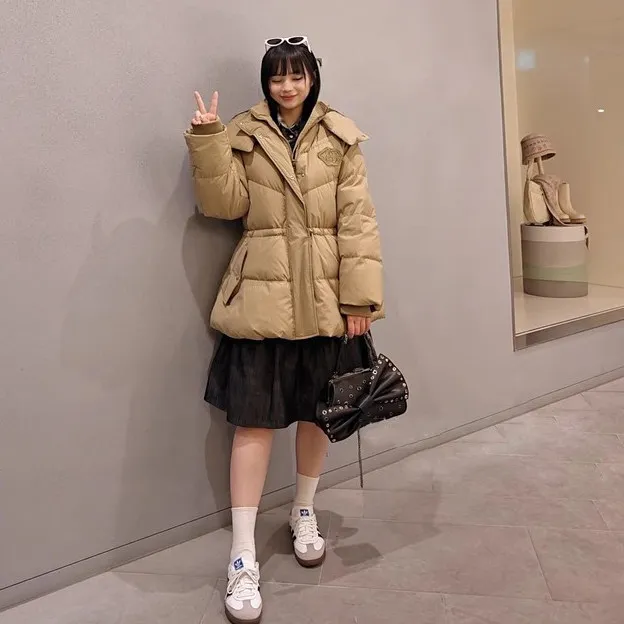 เสื้อโค้ทขนห่าน MICOAT Luy Faionable รุ่นอุ่นสบายสำหรับผู้หญิง เสื้อโค้ทฤดูหนาวแบบมีฮู้ดพร้อมเชือกผูกเอว ทรงยาวปานกลาง