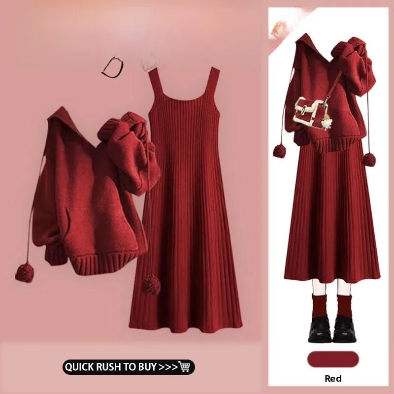 

Красный вязаный свитер с капюшоном для женщин, осенне-зимний, новый, мягкий, в комплекте с красным платьем на бретельках, повседневный модный комплект