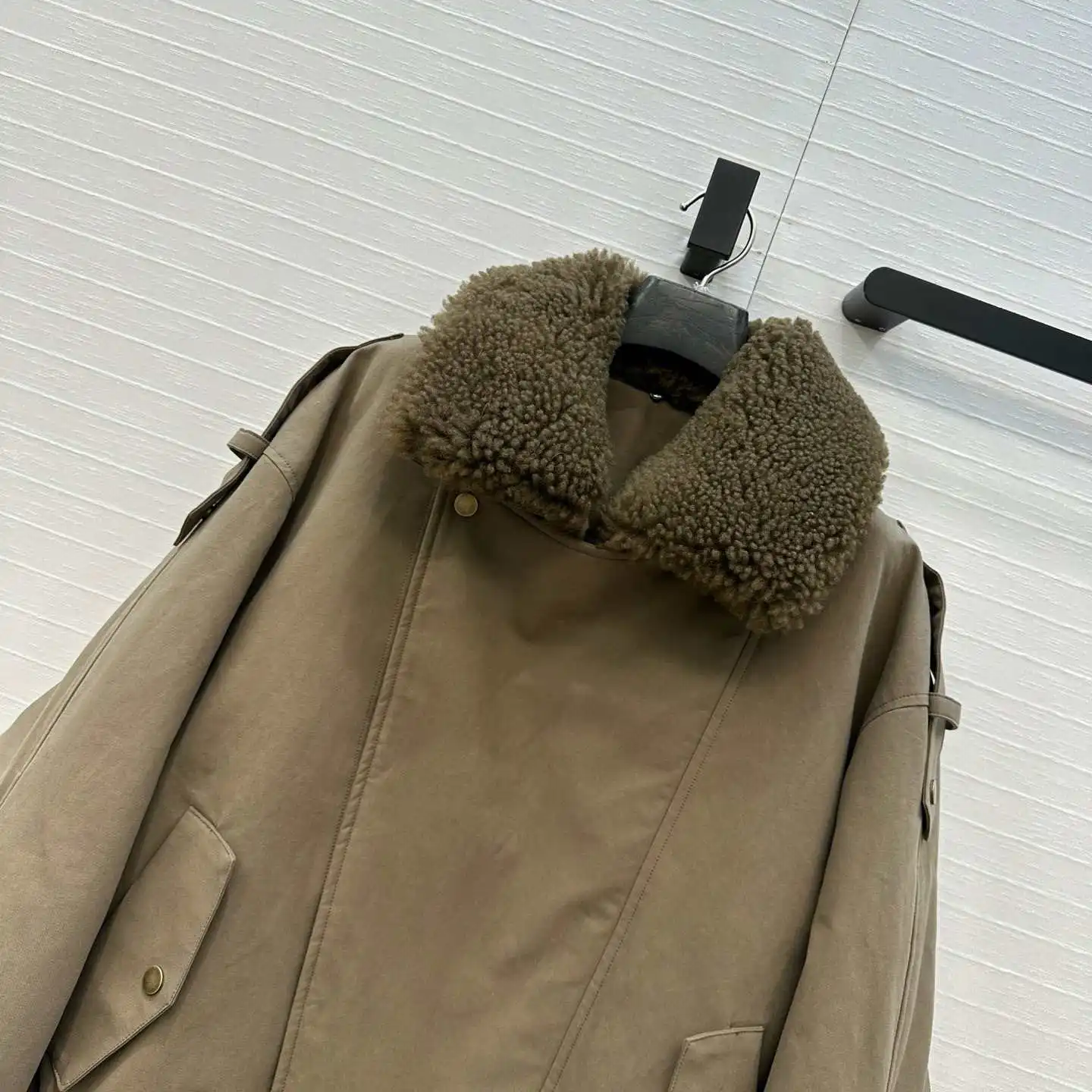 سترة باركر جديدة لشتاء 2025 معطف من ريش الإوز، ملابس دافئة عصرية مع ياقة فرو امبسوول مستوردة قابلة للفصل #2