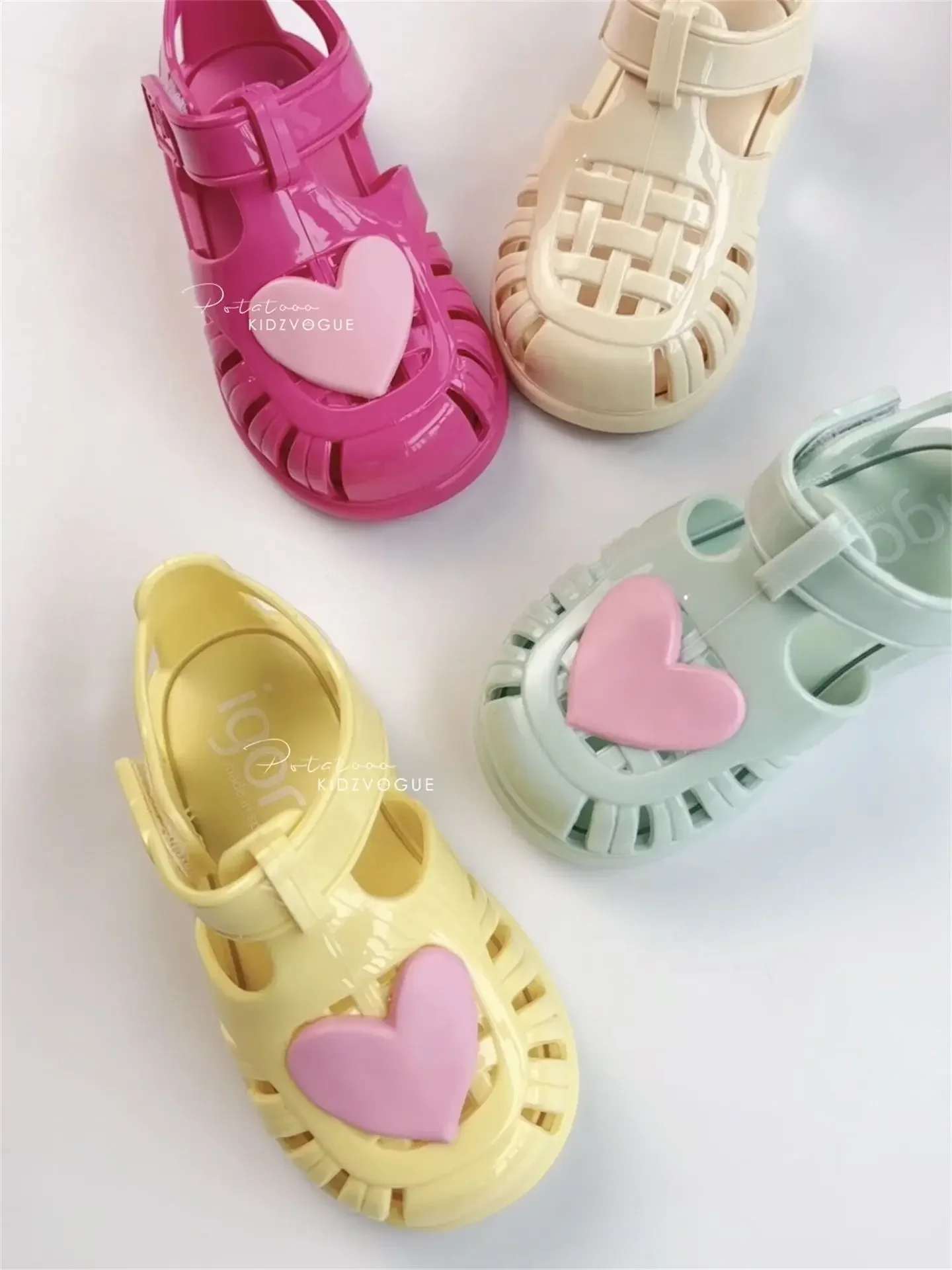 2023 sommer kinder aushöhlen Baotou Römischen Sandalen Mädchen Liebe Gelee Schuhe Baby Kinder Nicht-slip Strand Retro schuhe