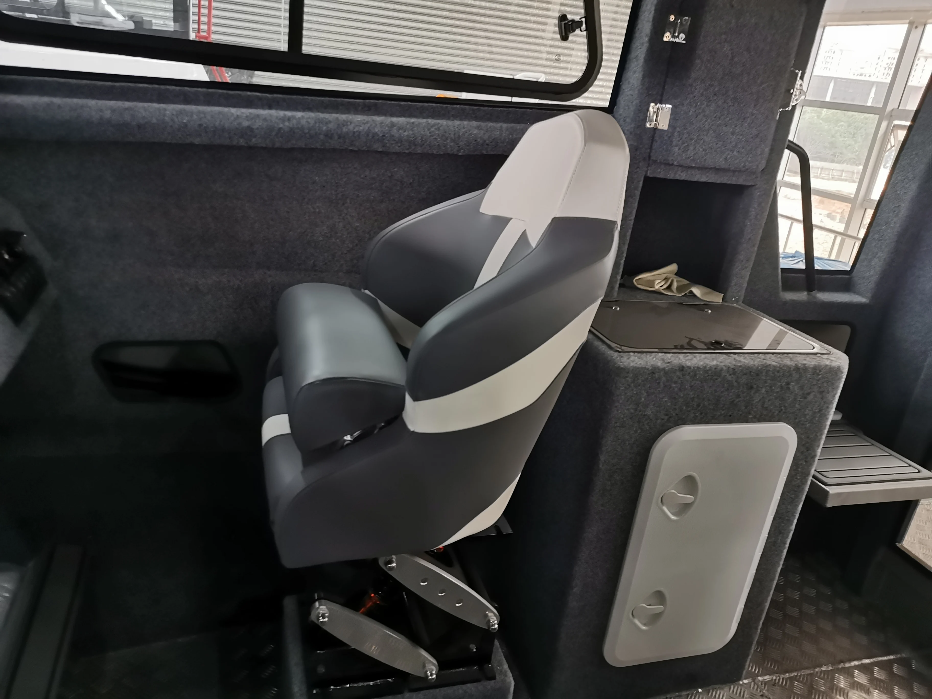 CE Certified Speedboat Easy Process Welded Aluminum Fishing Boat with Pontoon - New Design