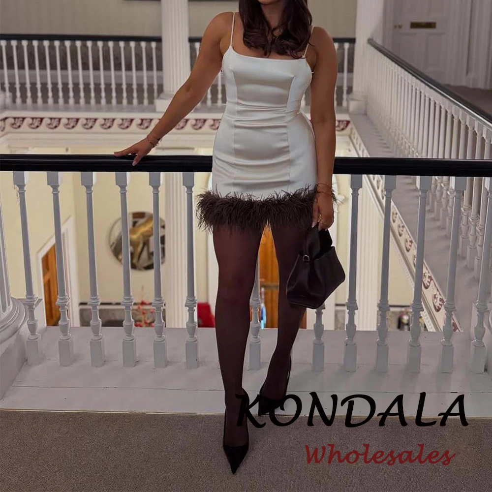 Kondala branco sexy mulher moda 2025 cami vestido com zíper sem costas pena decoração vestidos sem mangas magro feminino mini vestidos