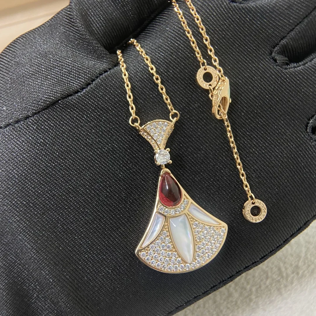 

2025 New Diamond studded Pink Jade White Shell Skirt Necklace Fashionable, Versatile, High Quality Classic Style