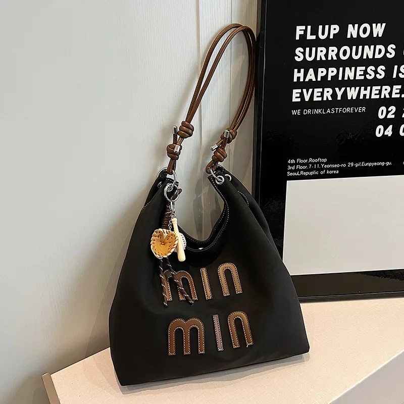 2025 Nuevo bolso de mano retro de moda para mujer, mate informal de gran capacidad, ideal para desplazamientos, estilo de hombro