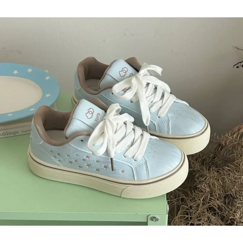 Niedliche Damen-Plateau-Skateschuhe, hellblau, mit Sternenstickerei, dicker Sohle, Schnür-Sneakers, Preppy-Stil, Mädchen-Alltagsschuhe, lässige Schuhe – Detail 1