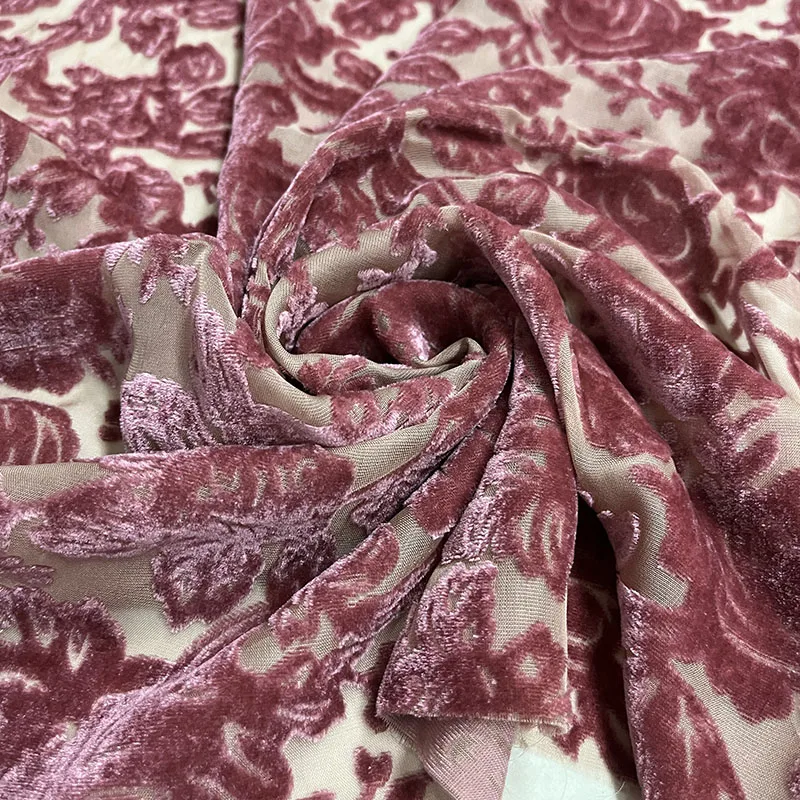Tela de terciopelo de seda de estilo chino: seda de morera en relieve con corte de rosa roja para vestidos (110 cm de ancho, material de costura lujoso)
