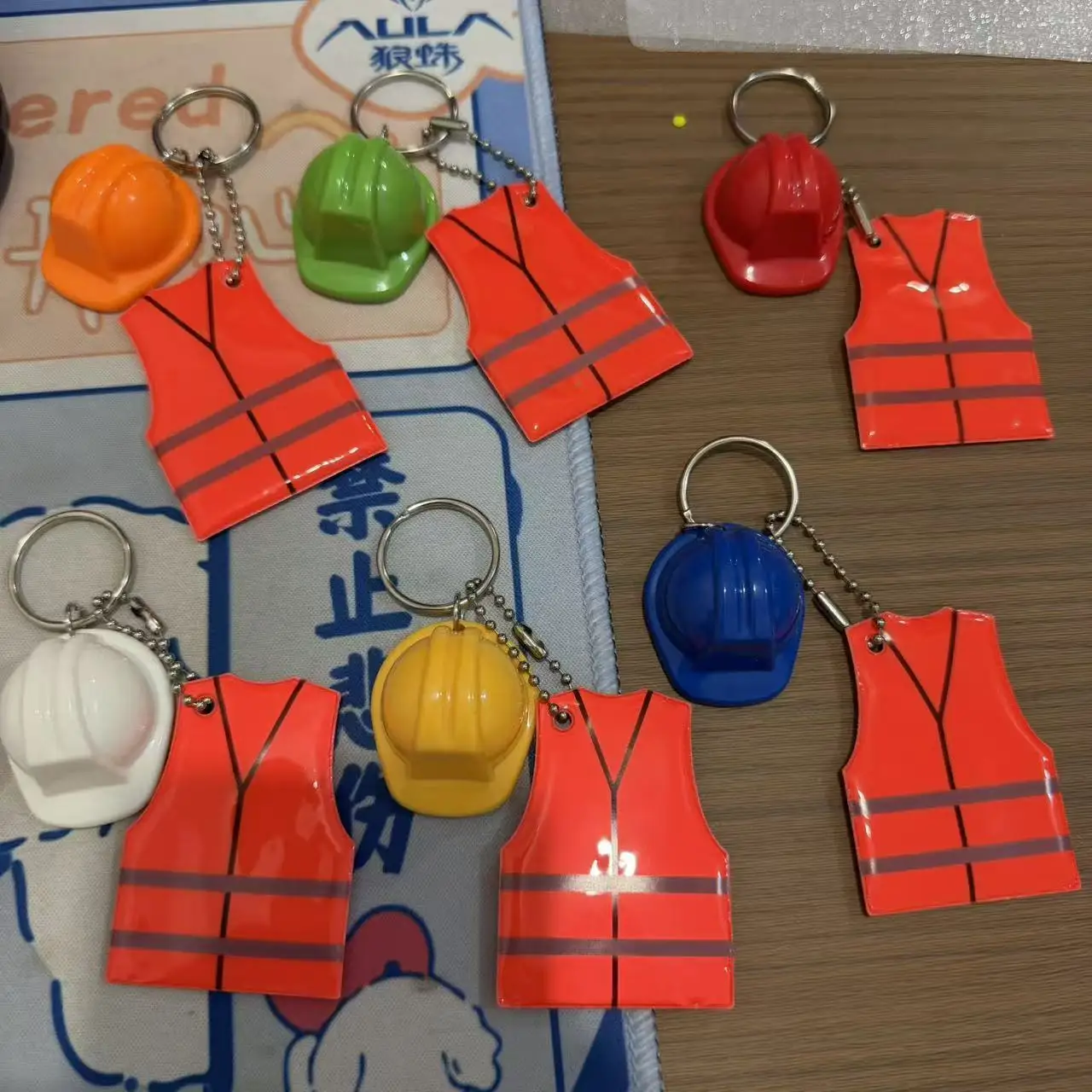 keychain vest Creative Vest + Safety Helmet Shaped Keychain, Night Travel Sports Reflective Pendant for Backpack Luggage Hanging