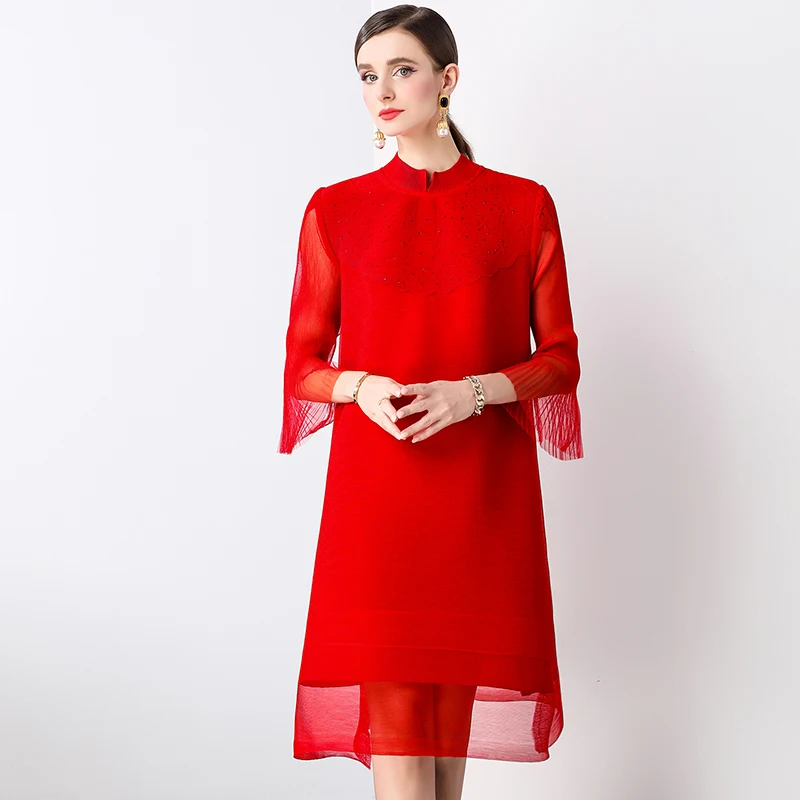 Letnia sukienka dla mamy 2024, elegancka i wyszczuplająca, luźny krój, czerwony kolor na uroczystości, pomyślny design na szczęście