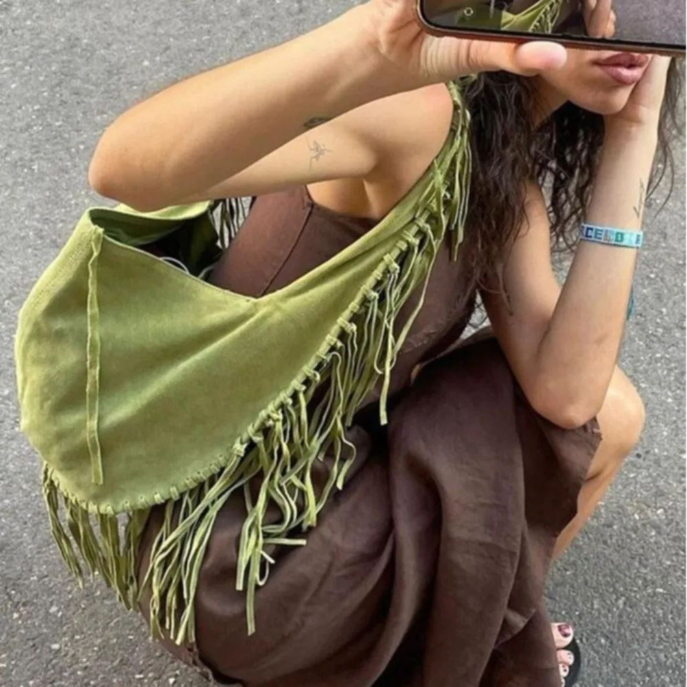 Nowe długie damskie torby na ramię z frędzlami Luksusowa torba ze sztucznego zamszu Designerskie torebki Half Moon Hobos Frosted Shopper Purses Female — zdjęcie 3