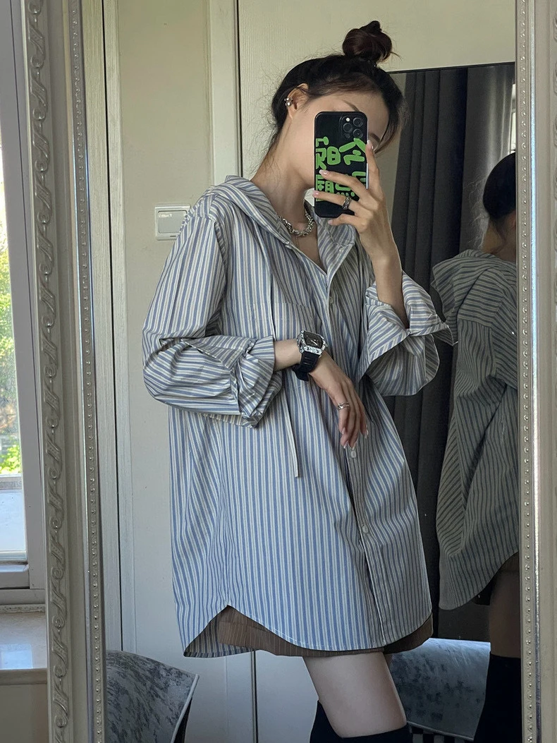 

Полосатая рубашка-пальто оверсайз, повседневный стиль для поездок на работу, с длинными рукавами, с капюшоном, средней длины, универсальная верхняя одежда для защиты от солнца