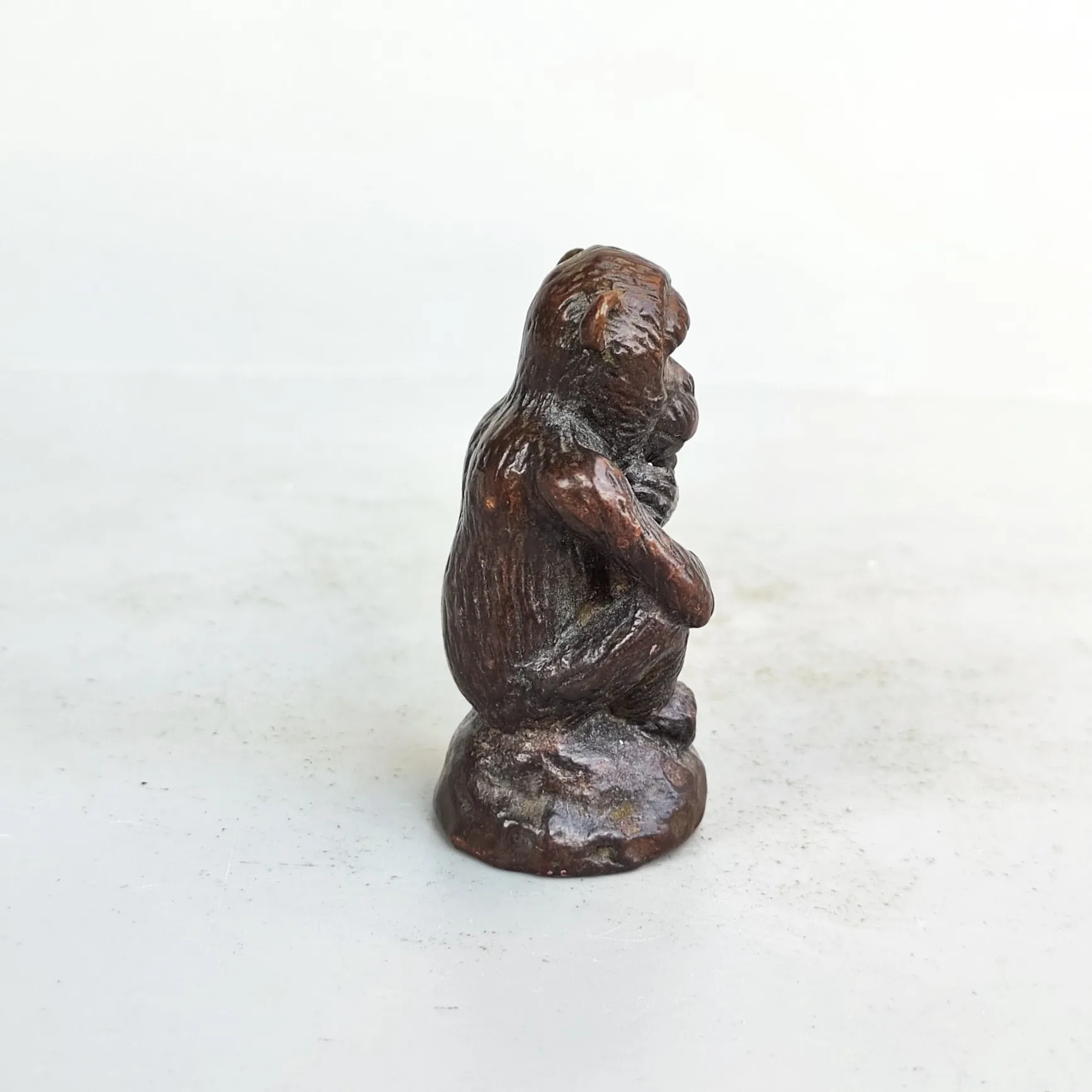 Vintage Bronze Metal Orangutan Monkey Statue Animal Statue Ornament Miniature Statue Tea Pet Home Desk Decor Crafts