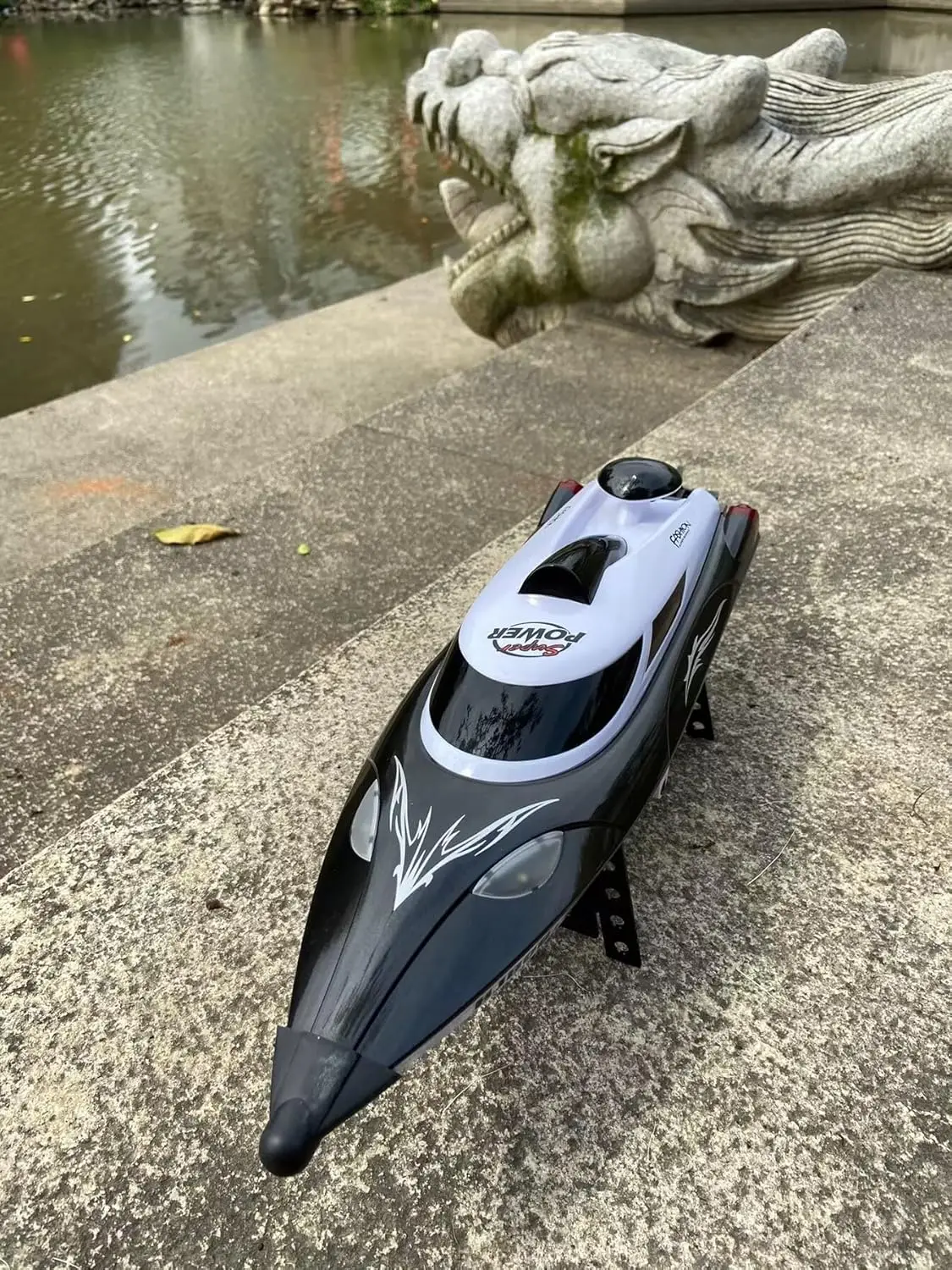 

Large 18.5" (47 cm) 35 km/h Remote Control Boat 2.4 GHz Motorboat Race Giant RC with Pilot Lights Submarine Boat Model for Motor