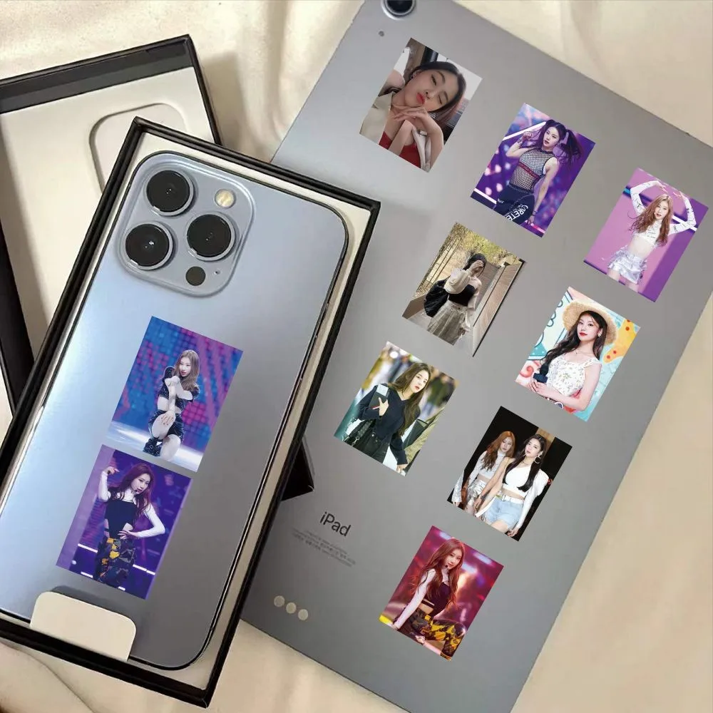 مجموعة ملصقات ITZY مكونة من 63 قطعة - ديكور مجموعة K-pop Girl لمحبي (متجر Anime Worlds)