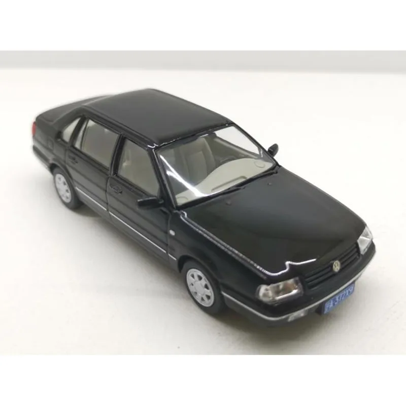 White Retro Classic Model 1:43 Shanghai Santana 2000 car model 11 X 4.5 X 4cm