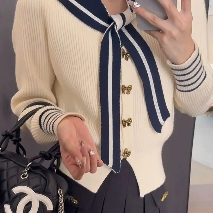 Suéter de malha xale com pescoço marinho coreano para mulheres outono e inverno exclusivo botão borboleta elegante e versátil corpo fino