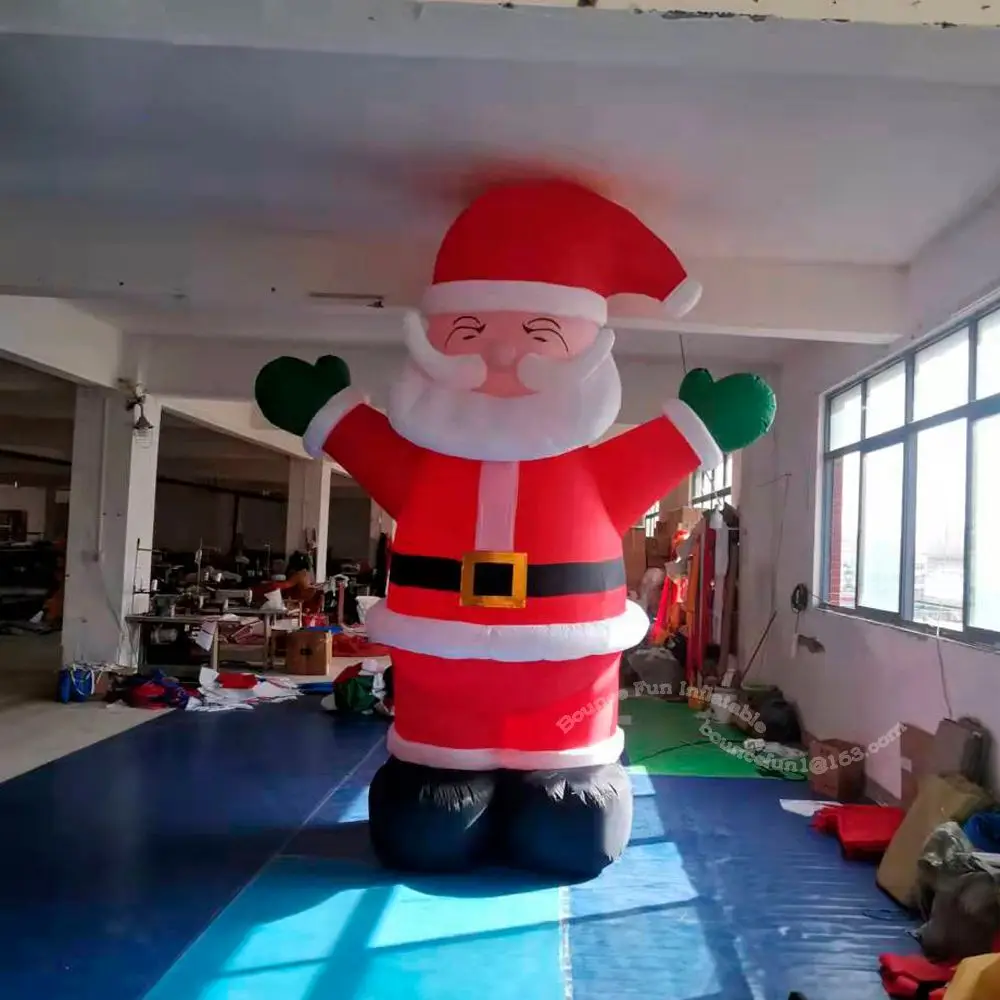 Modello in piedi di palloncino di Babbo Natale gonfiabile gigante con decorazione natalizia con ventilatore per esposizione natalizia all'aperto