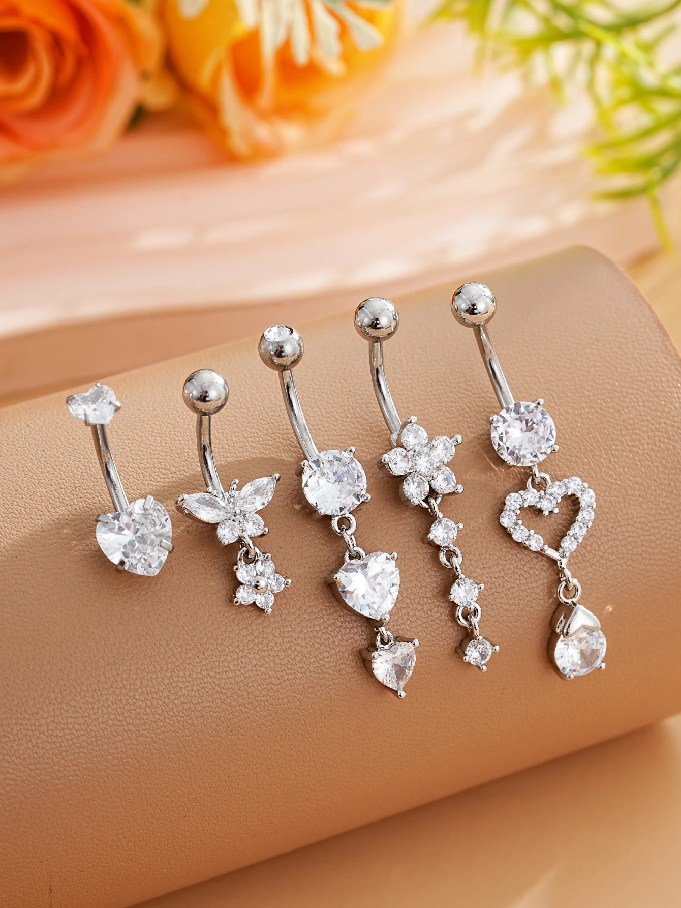 5-teiliges Set Goldfarbene Bauchnabelringe mit Herz- und Blumenanhängern, Edelstahl-Bauchpiercings mit Schleife, Gebogene Nombril-Ombligo-Ringe