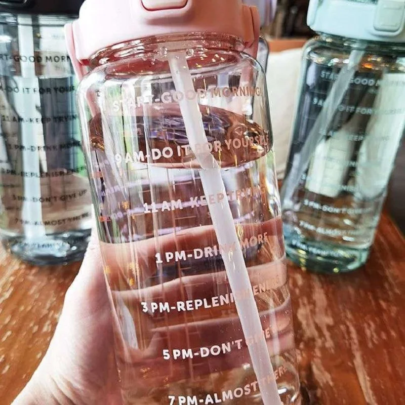2L taşınabilir su şişesi büyük kapasiteli plastik saman su bardağı içme şişesi açık spor Fitness sağlık için zaman işaretleyici ile