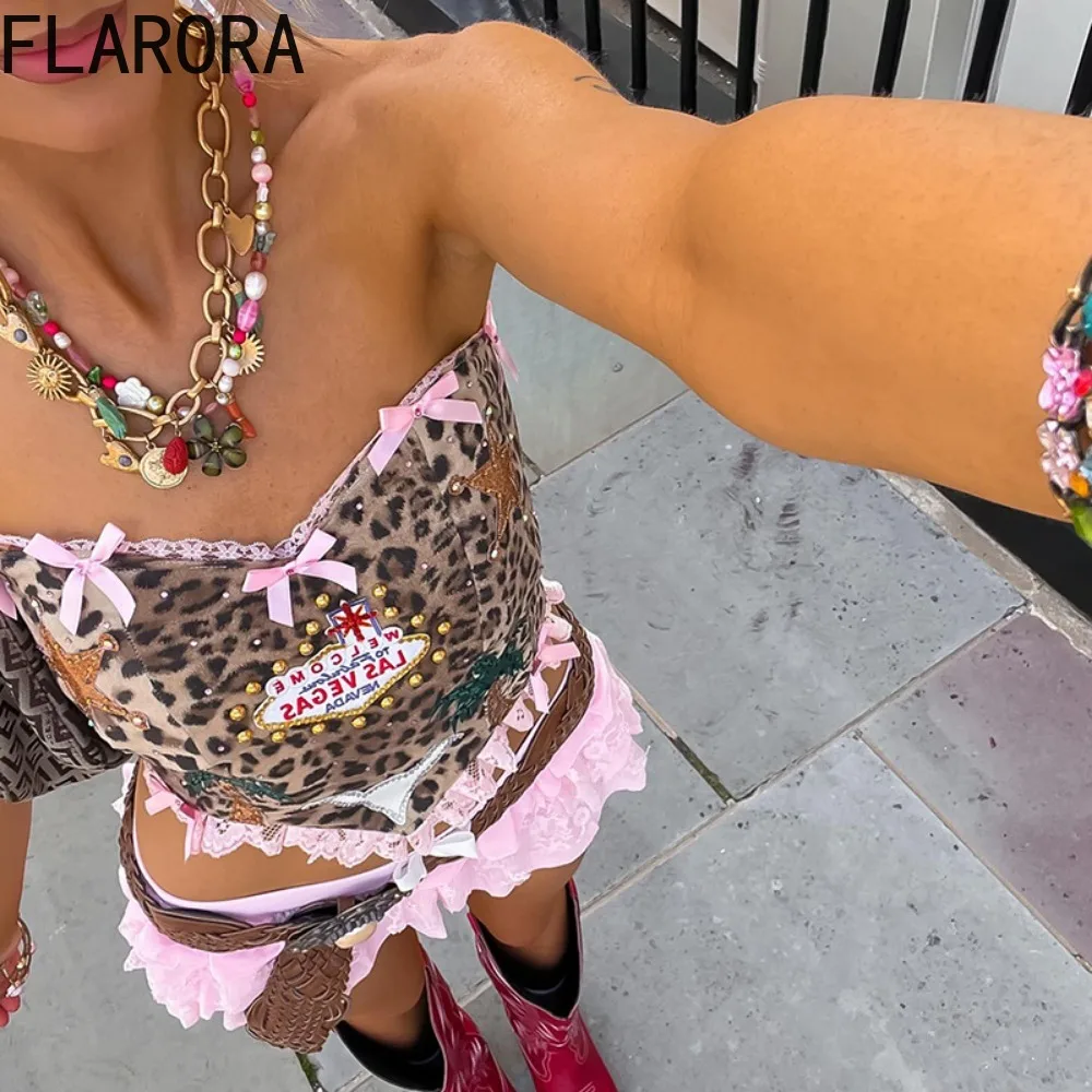 FLARORA-Conjunto de dos piezas con lazo de encaje para mujer, Tops cortos sin mangas con estampado de leopardo y pantalones cortos con volantes, pantalones cortos de calle Y2k, trajes de faldas