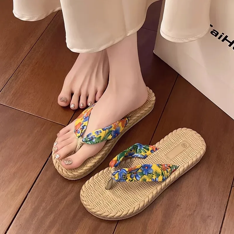 

Women's Froral Print Flip Flops 2026 Summer Non-Slip Lightweight Beach Sandals Casual Daily Slippers for Outdoor & Indoor