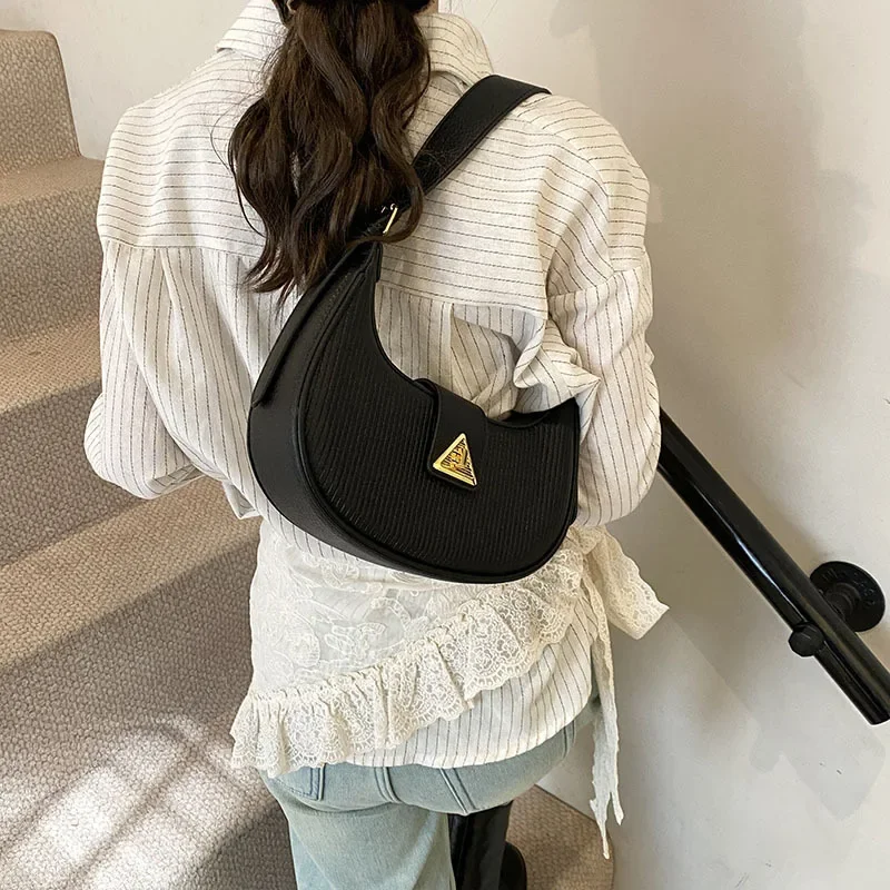 

2025 New Trendy Women's Crescent Moon Small Bag - Portable Summer Feeling Fashion Texture Shoulder Messenger Bag