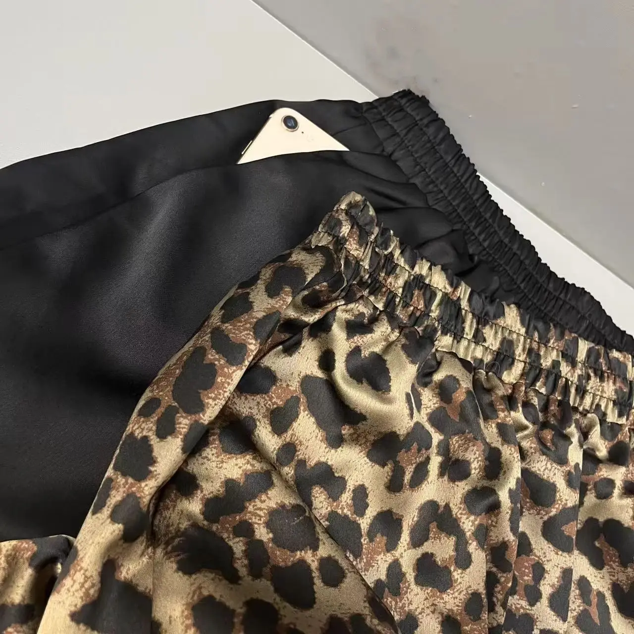 Shorts casuais soltos de cintura alta com estampa de leopardo Calças femininas de cetim em forma de A com pernas largas