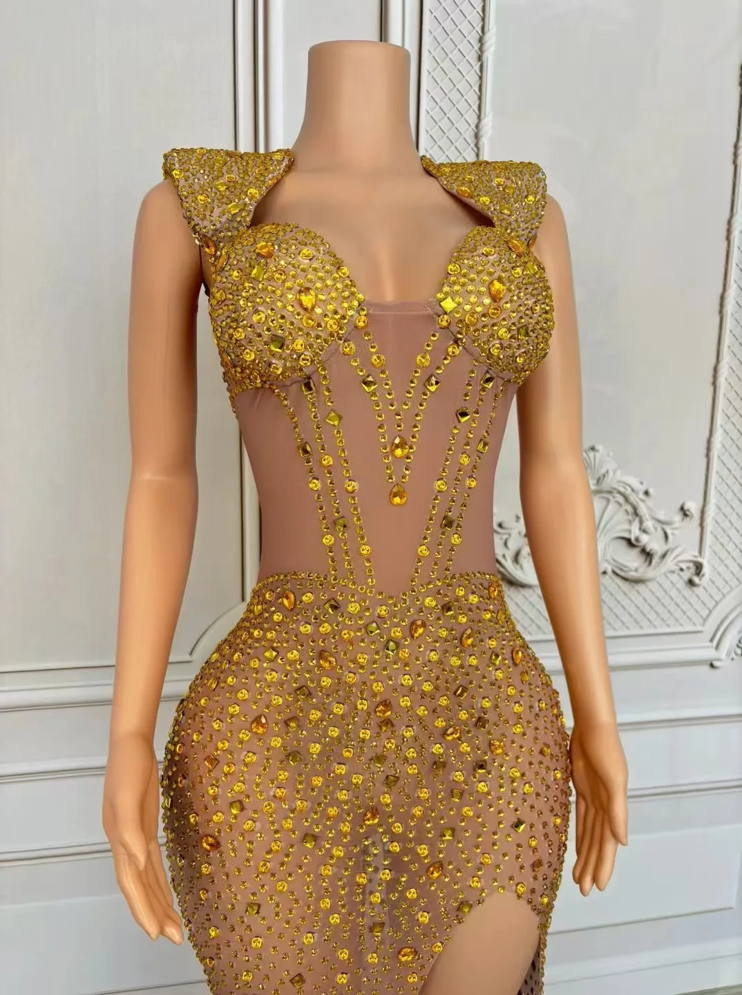 Vestido de cola larga con cristales sin mangas, diamantes de imitación dorados brillantes, Sexy, malla desnuda, disfraz de actuación para celebración de cumpleaños