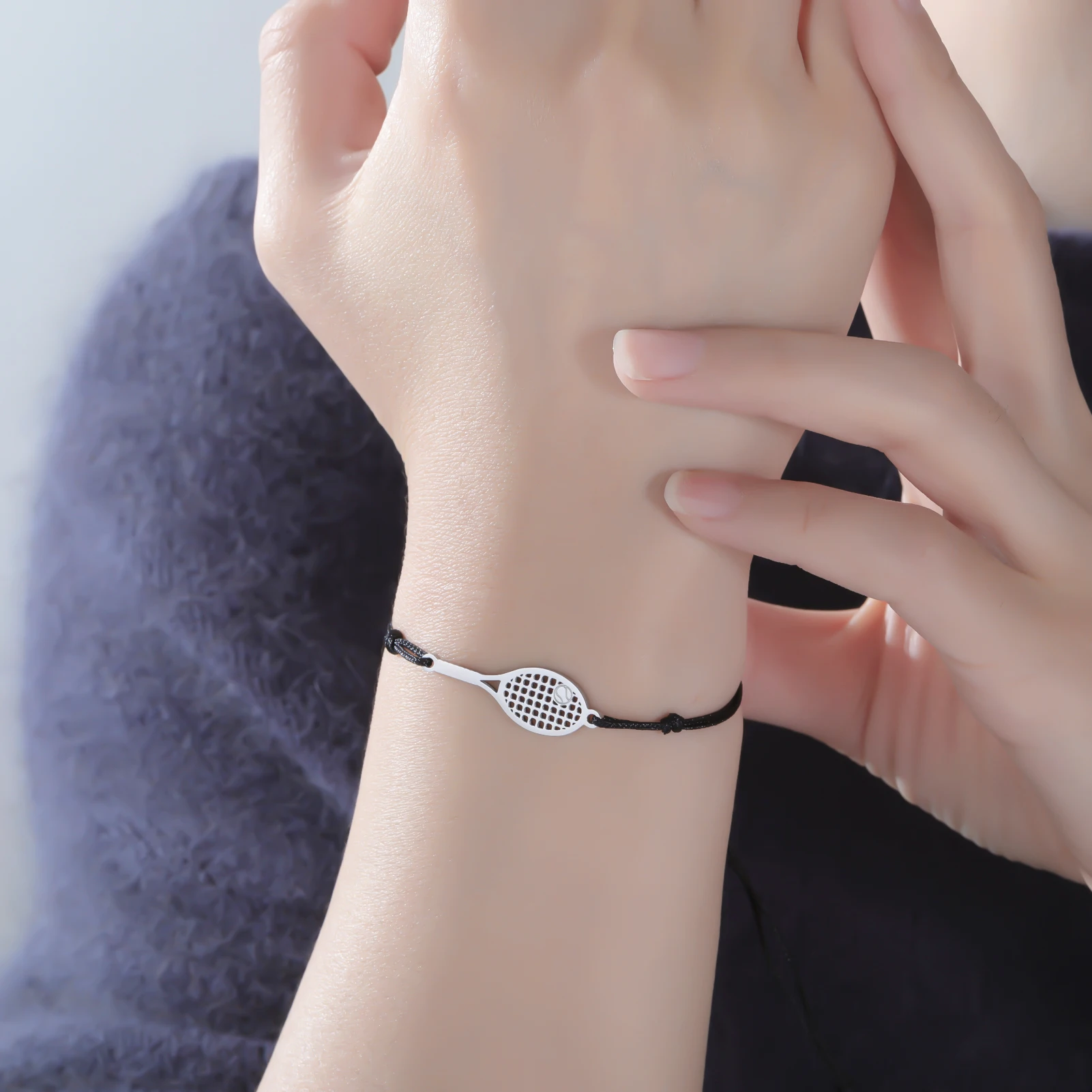 Kkjoy Hohles Tennisschläger-Armband, Edelstahl-Armband, Sport-Charms, Schmuck, minimalistisches Geschenk für Tennisliebhaberinnen, Frauen und Mädchen – Detail 11