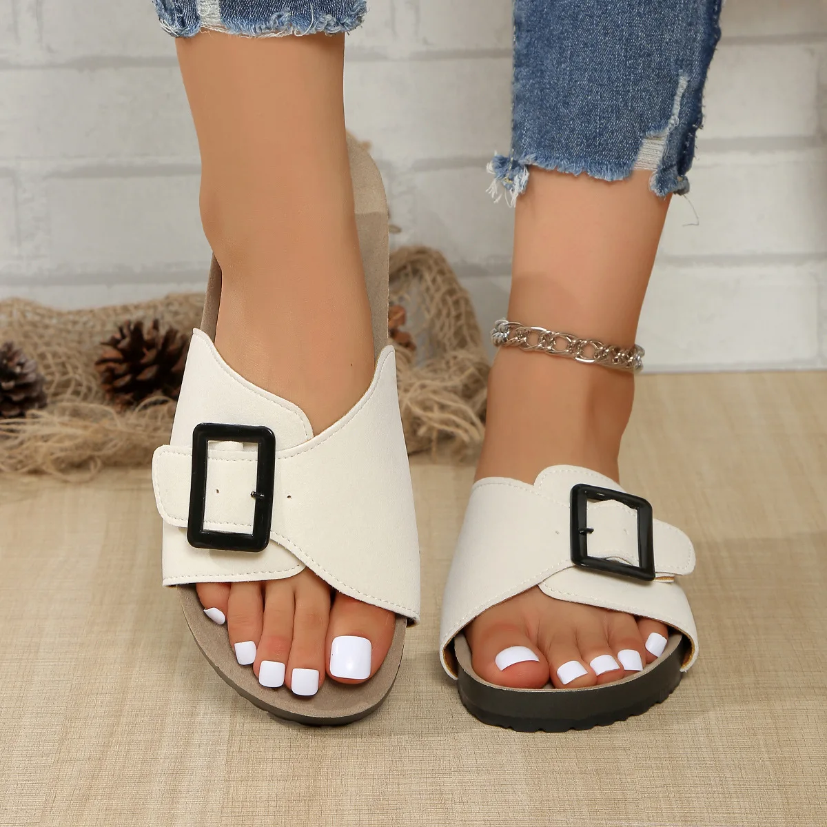 

The new spring/Summer 2025 collection of fashionable, versatile and retro beach Korean-style flat slippers