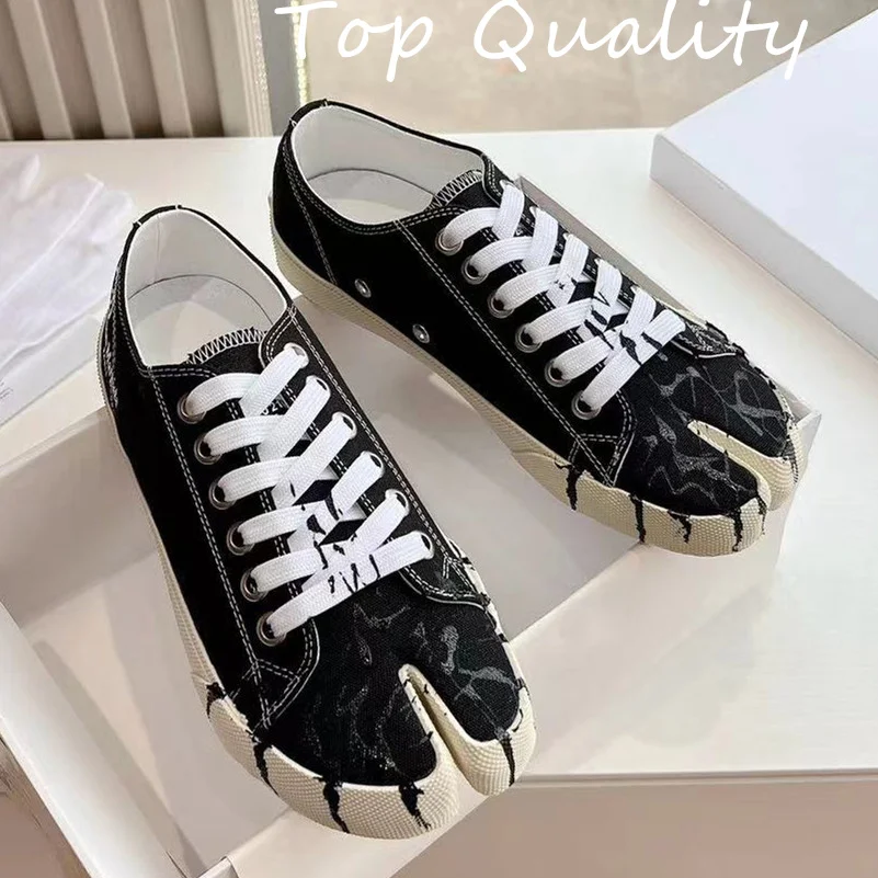 2024 New Women's Split toe canvas shoes Lace-up Graffiti style Genuine leather sole Flat Loafers Shoes Casual Shoes