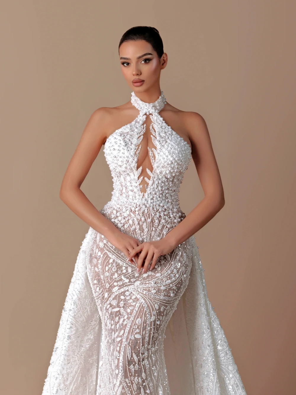 Suknia ślubna syrena z odpinanym trenem, haftem, perłami, iluzorycznym dekoltem typu halter, luksusowa suknia ślubna szyta na miarę dla panny młodej.