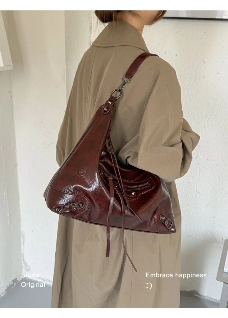CEEKAY Damen Hobo-Tasche, Schwarz, Glänzendes PU-Leder, Große Schulterhandtasche mit Reißverschluss-Detail, für den täglichen Arbeitsweg, Casual, Minimalistisch – Detail 2