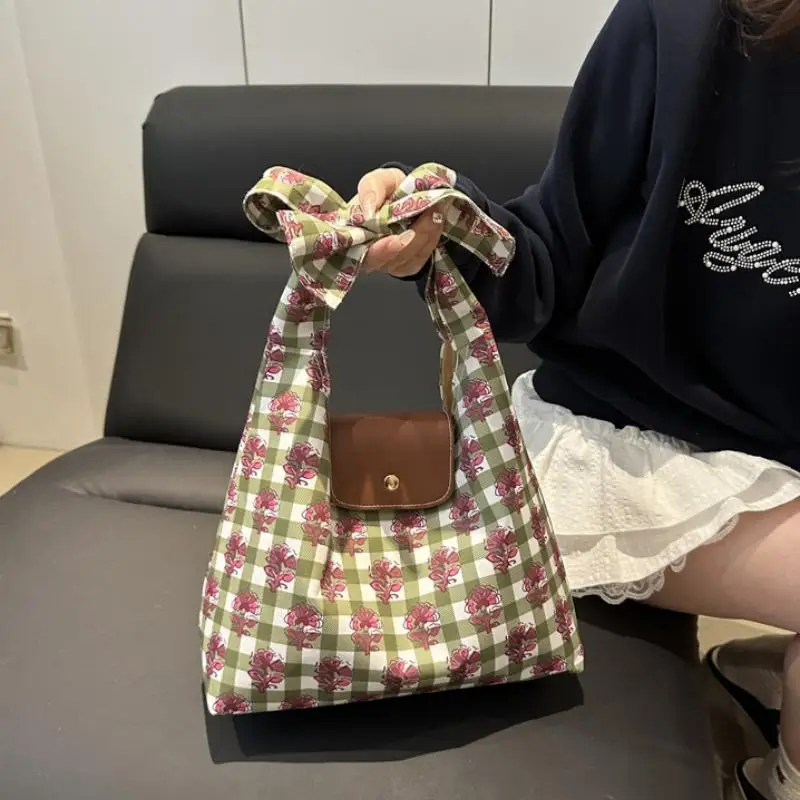 Geblümte Gingham-Canvas-Tragetasche mit Schleifengriff, Leder-Druckknopfverschluss, Große Kapazität für den täglichen Arbeitsweg, Einkäufe und Reisen – Detail 12