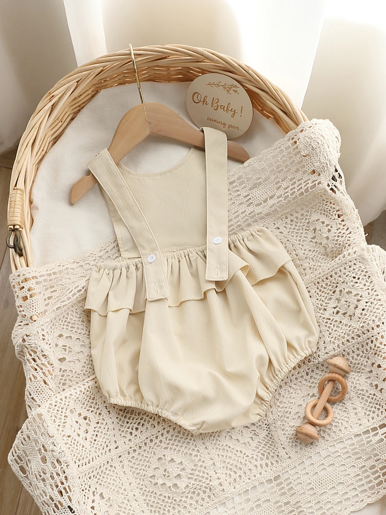 Sommer-Body für Babymädchen, ärmellos, einteilig, aus gewebtem Stoff mit kleiner Blumenstickerei und 3D-Schleifendekor, Träger-Strampler – Detail 3