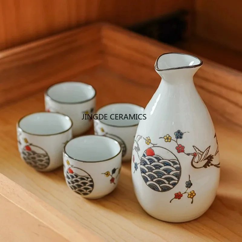 

Набор для подачи алкоголя: керамический набор для саке с ручной росписью, 1 кувшин, 4 чашки, японские посудные принадлежности, фляжки