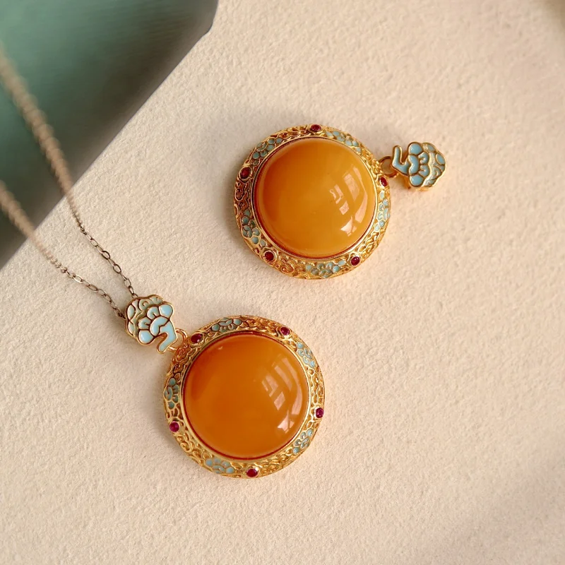 

Natural Wax Round Silver Pendant Old Amber Necklace Jewelry