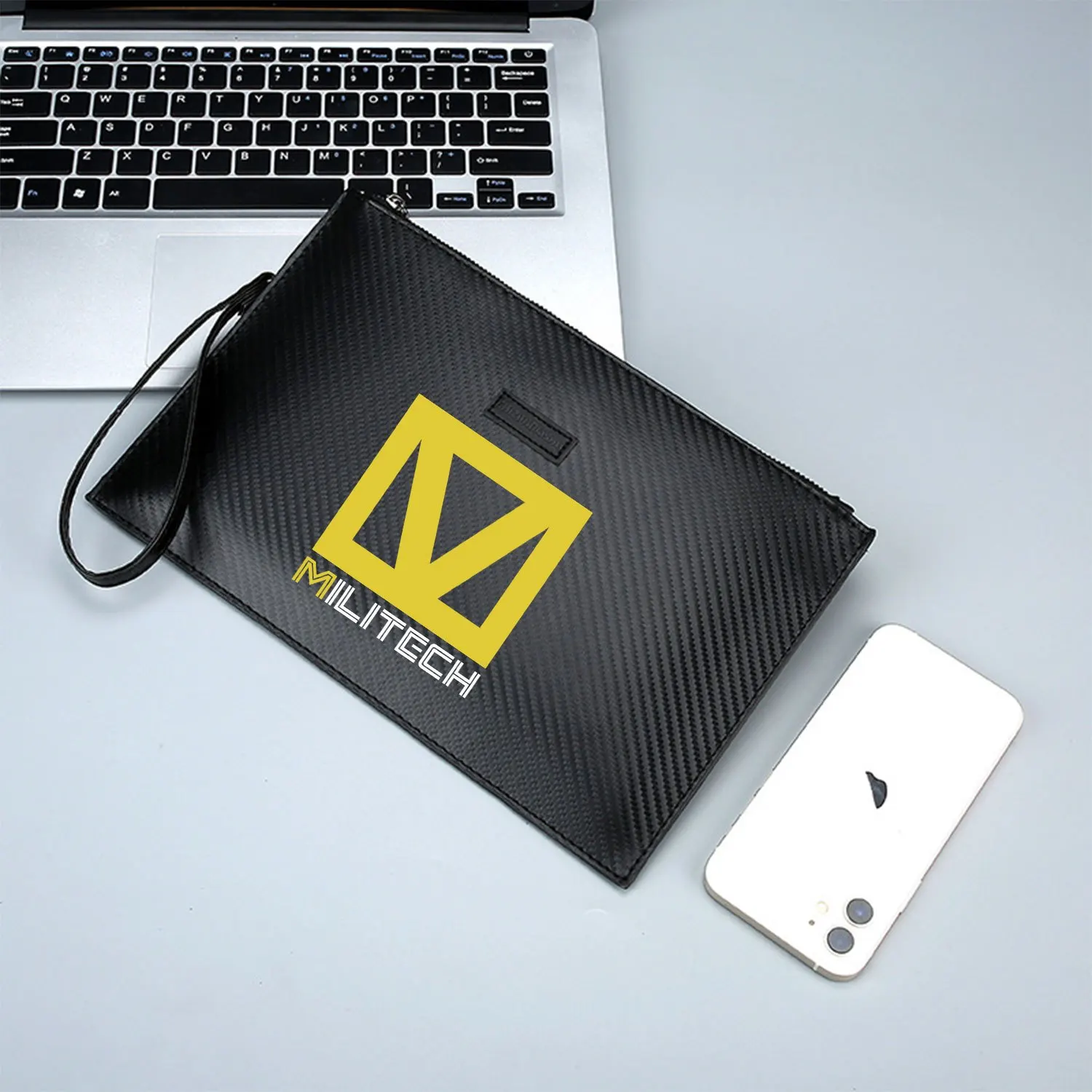 กระเป๋าถือผู้ชายลายพิมพ์หรูหรา แบรนด์ Yellow V พื้นหลังสีดำ ทำจากหนัง PU ทันสมัยและใช้งานได้จริงสำหรับการใช้งานในชีวิตประจำวัน