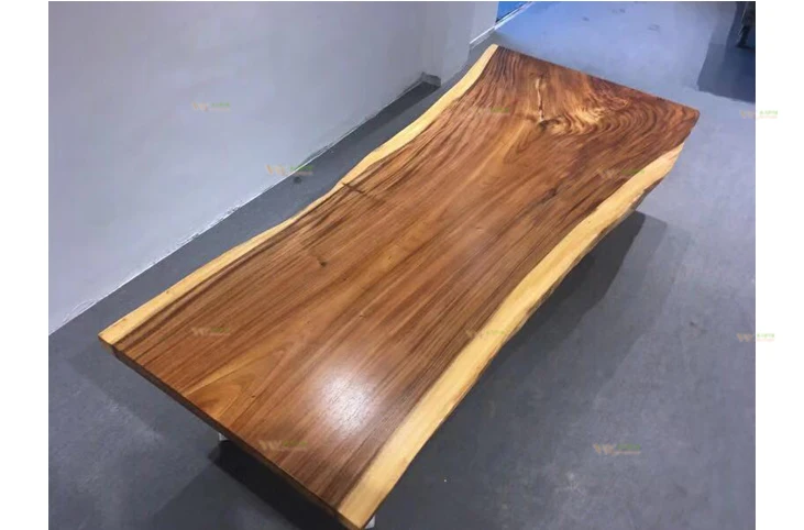 

Обеденный стол из деревянной плиты для ресторана по индивидуальному заказу. Обеденный стол из ореховой плиты с металлическими ножками.