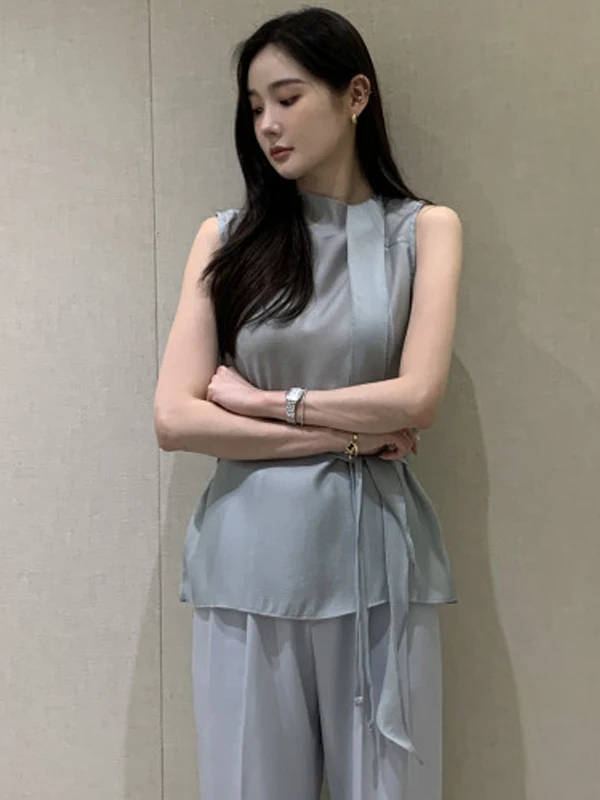 Damska letnia bluzka z wysokim kołnierzem, cienka, z paskiem, unikalna, z wygodnego, lekkiego materiału, idealna do pracy.