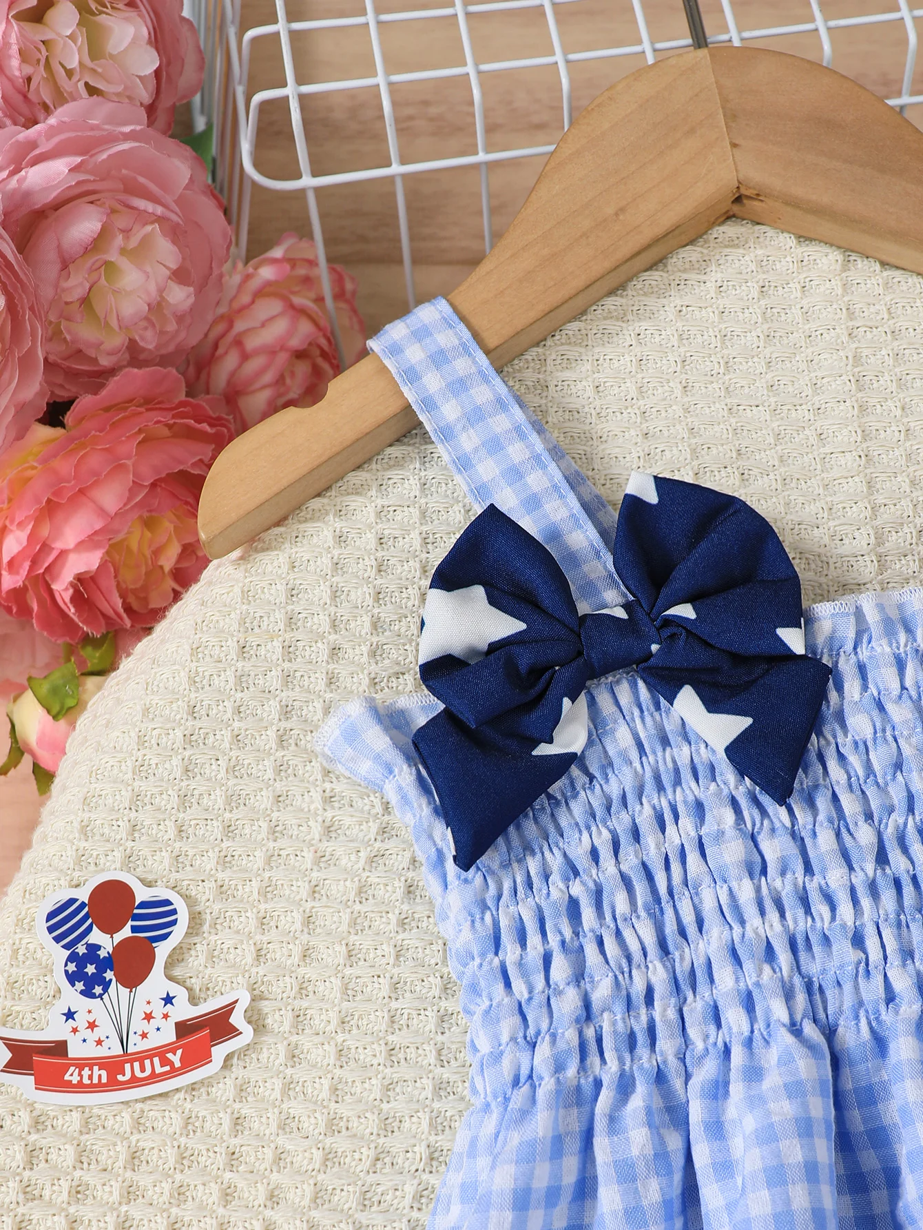 طقم بناتي لعيد الاستقلال مع نمط شبكي بدون أكمام وحزام علوي وسروال قصير مكون من قطعتين مع تصميم فيونكة #3