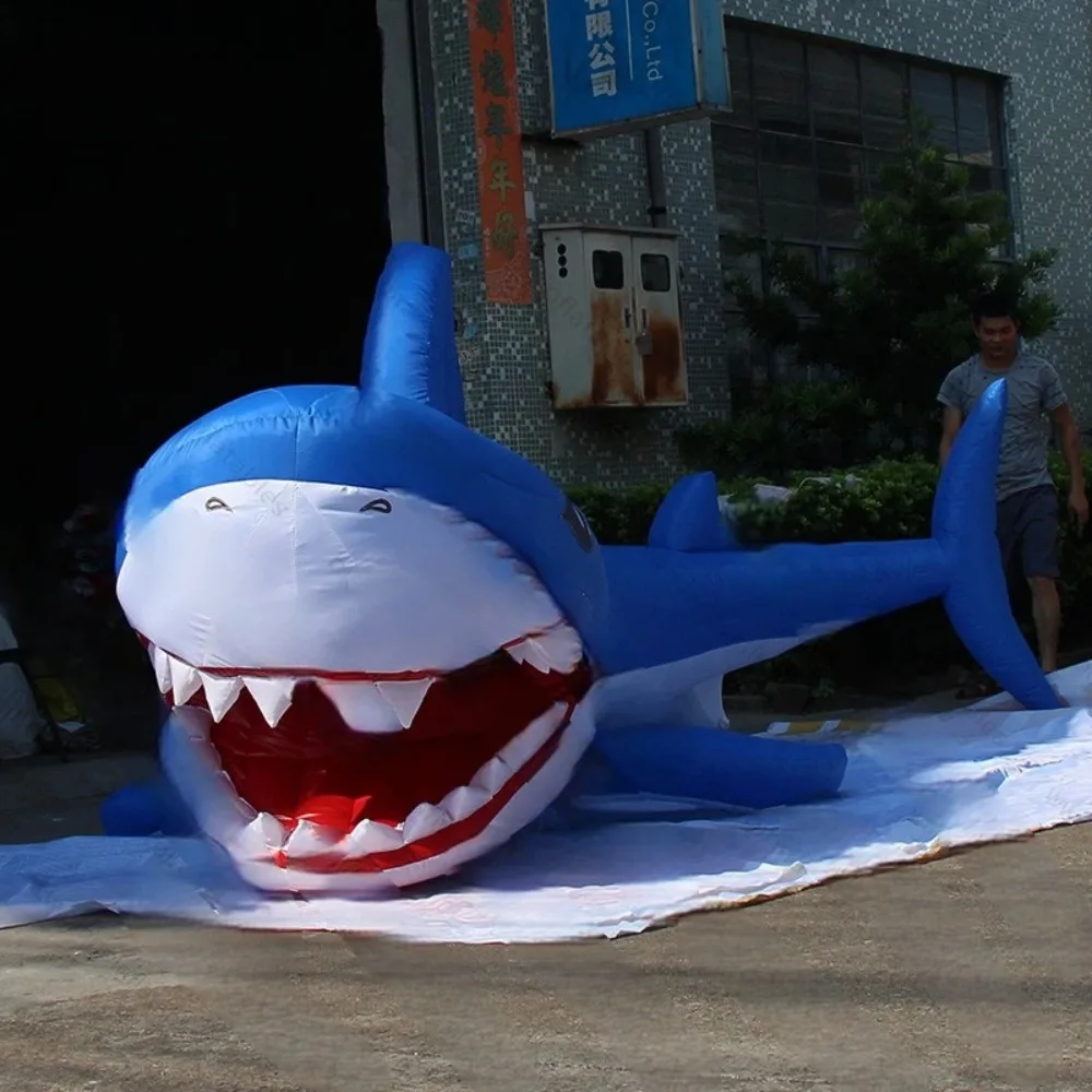 Riesiger blauer aufblasbarer Hai mit scharfen Zähnen, aufblasbares Walmodell für das Meeresumweltschutzdhema