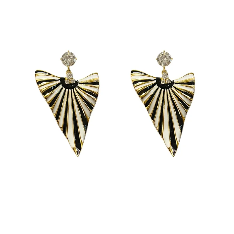 

European and American style fashion personality light luxury contrasting color earrings retro high-end earrings